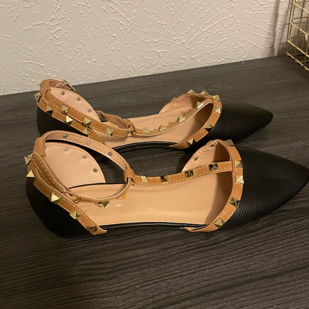 Nicole Miller Black & Tan flats with stud detail